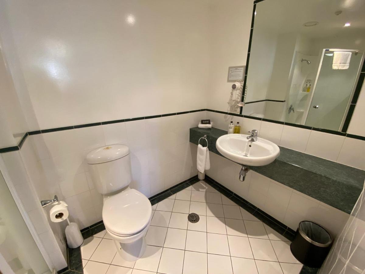 Motel On York 4*