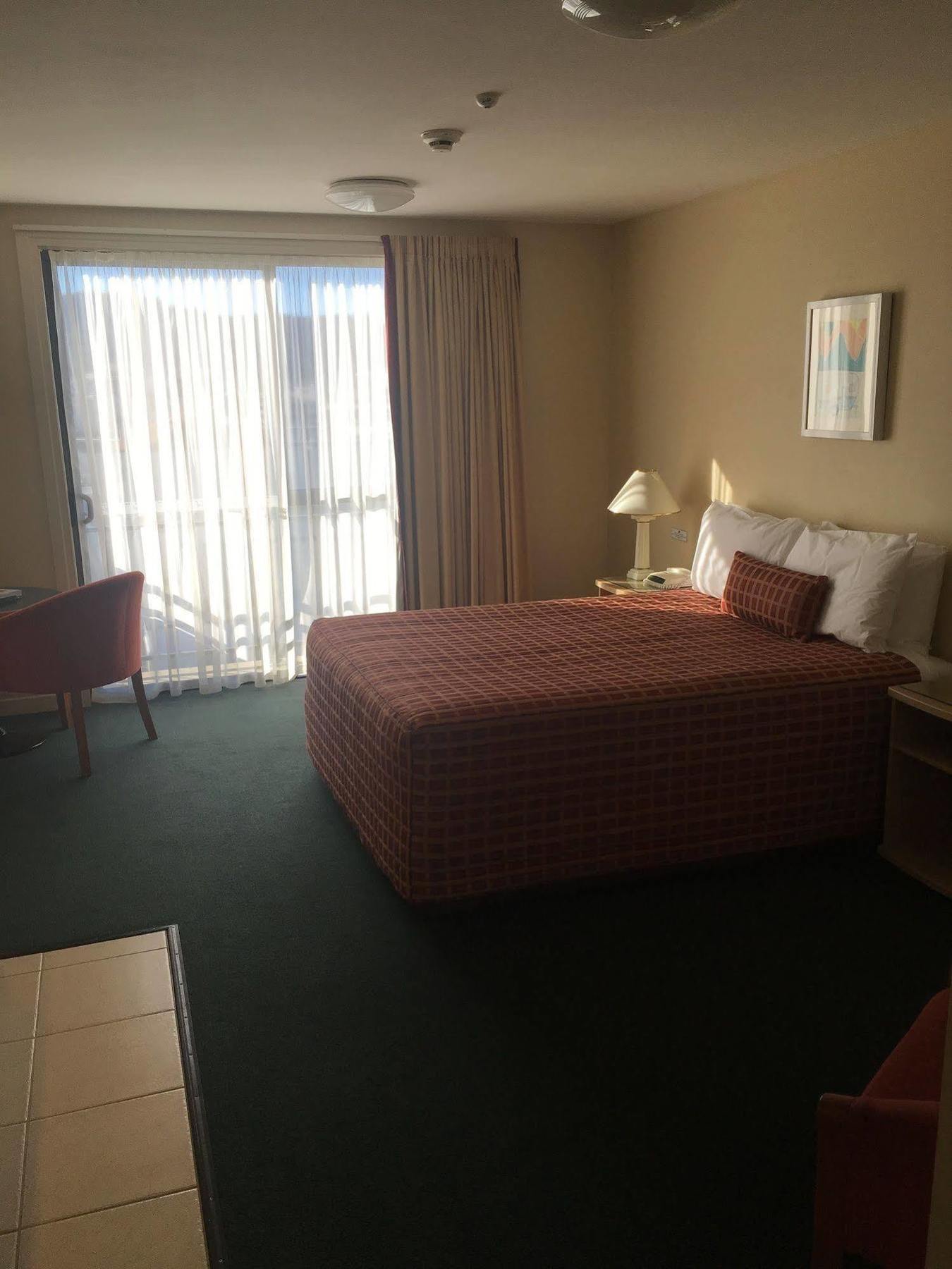 Motel On York 4*